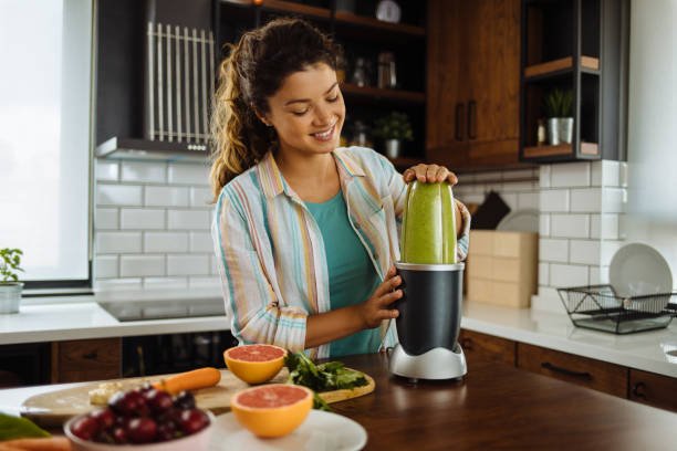  Foto mulher usando liquidificador portátil recarregável para vitaminado.